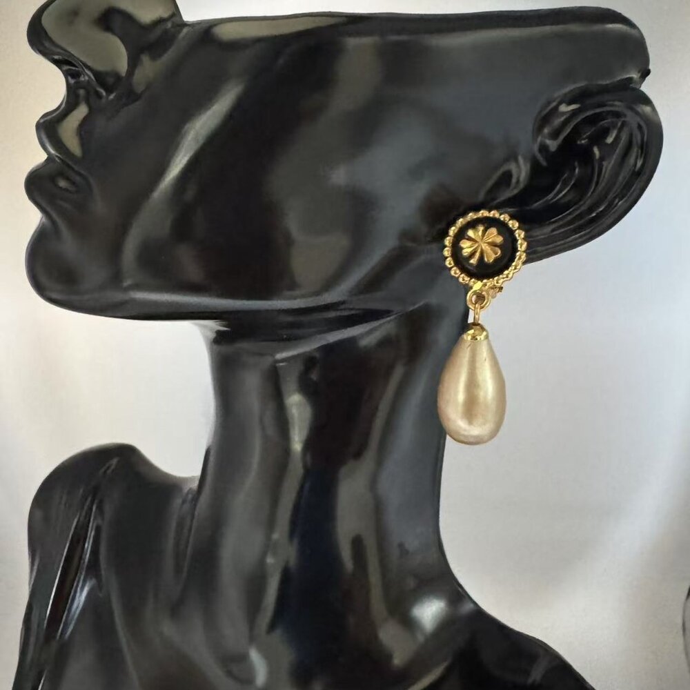 CHANEL Pre-Owned Gold Plated Clover Big Faux Pearl Drop costume earrings
